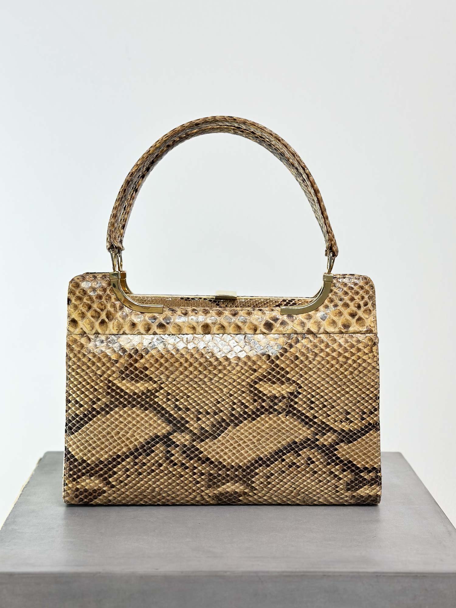 TASCHE AUS ECHTEM LEDER