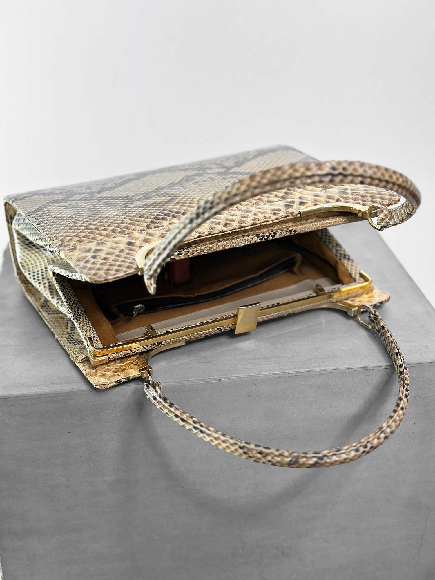 TASCHE AUS ECHTEM LEDER